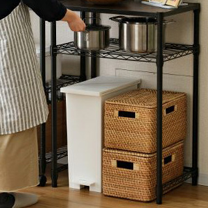 足元に物を置く